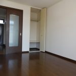 洋室です　掃出し窓には雨戸があります(内装)