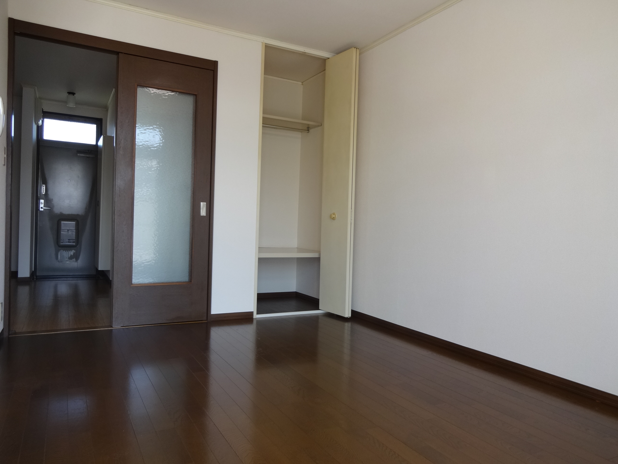 洋室です　掃出し窓には雨戸があります(内装)